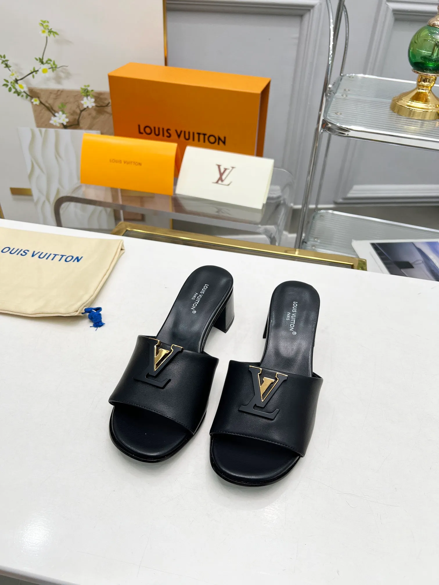 👟👟Ex-factory price 460👟👟Louis Vuitton/Louis Vuitton women's new sandals LV SUNSET COMFORT flat sandals are made of exquisite cowhide and sheepskin lining, the uppers show handicrafts, and are matched with genuine leather soles*@wearing experience. LV logo hardware buckle on upper, size 35-42